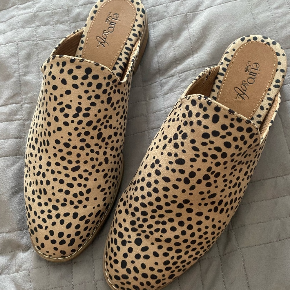 Soft Euro spotted slides. 9.5